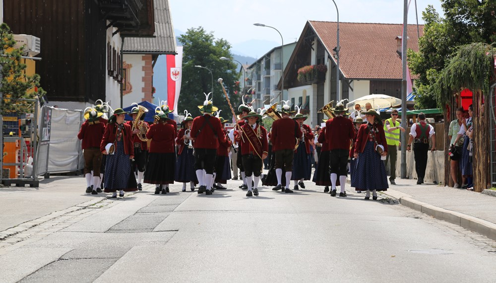 Anlässlich des 20. Amraser Dorffestes fand am 05. Juli nach neun Jahren erstmals wieder eine Marschmusikbewertung des Musikbezirkes Innsbruck-Stadt unter dem Motto "Musik in Bewegung" statt.
Neun Kapellen stellten sich den strengen Augen der Bewerter und gaben ihr Bestes. Bürgermeisterin Christine Oppitz-Plörer überreichte mit Roland Mair (GF des Tiroler Blasmusikverbandes) dem Obmann des Musikbezirkes Innsbruck-Stadt, Markus Schlenck, das Silberne Ehrenzeichen für seine besonderen Verdienste.
Die "Siegerehrung" führte stellvertretend für das Stadtoberhaupt Gemeinderätin Herlinde Keuschnigg und Gemeinderat Franz Hitzl, beide Mitglieder im Kulturausschuss, durch.