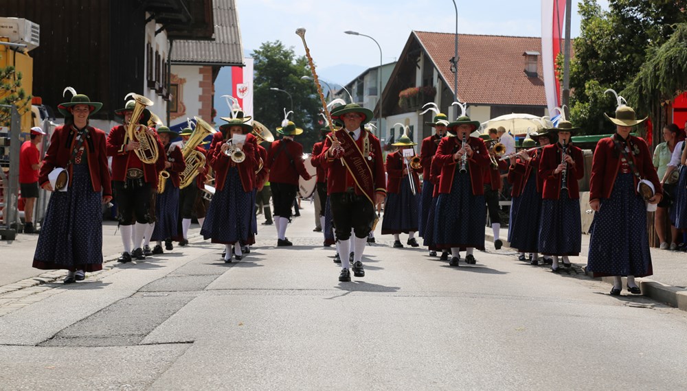 Anlässlich des 20. Amraser Dorffestes fand am 05. Juli nach neun Jahren erstmals wieder eine Marschmusikbewertung des Musikbezirkes Innsbruck-Stadt unter dem Motto "Musik in Bewegung" statt.
Neun Kapellen stellten sich den strengen Augen der Bewerter und gaben ihr Bestes. Bürgermeisterin Christine Oppitz-Plörer überreichte mit Roland Mair (GF des Tiroler Blasmusikverbandes) dem Obmann des Musikbezirkes Innsbruck-Stadt, Markus Schlenck, das Silberne Ehrenzeichen für seine besonderen Verdienste.
Die "Siegerehrung" führte stellvertretend für das Stadtoberhaupt Gemeinderätin Herlinde Keuschnigg und Gemeinderat Franz Hitzl, beide Mitglieder im Kulturausschuss, durch.