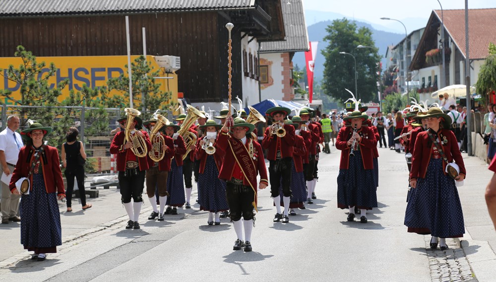 Anlässlich des 20. Amraser Dorffestes fand am 05. Juli nach neun Jahren erstmals wieder eine Marschmusikbewertung des Musikbezirkes Innsbruck-Stadt unter dem Motto "Musik in Bewegung" statt.
Neun Kapellen stellten sich den strengen Augen der Bewerter und gaben ihr Bestes. Bürgermeisterin Christine Oppitz-Plörer überreichte mit Roland Mair (GF des Tiroler Blasmusikverbandes) dem Obmann des Musikbezirkes Innsbruck-Stadt, Markus Schlenck, das Silberne Ehrenzeichen für seine besonderen Verdienste.
Die "Siegerehrung" führte stellvertretend für das Stadtoberhaupt Gemeinderätin Herlinde Keuschnigg und Gemeinderat Franz Hitzl, beide Mitglieder im Kulturausschuss, durch.