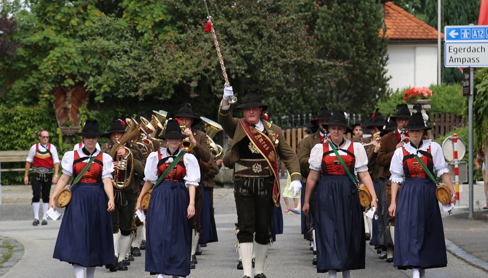 Anlässlich des 20. Amraser Dorffestes fand am 05. Juli nach neun Jahren erstmals wieder eine Marschmusikbewertung des Musikbezirkes Innsbruck-Stadt unter dem Motto "Musik in Bewegung" statt.
Neun Kapellen stellten sich den strengen Augen der Bewerter und gaben ihr Bestes. Bürgermeisterin Christine Oppitz-Plörer überreichte mit Roland Mair (GF des Tiroler Blasmusikverbandes) dem Obmann des Musikbezirkes Innsbruck-Stadt, Markus Schlenck, das Silberne Ehrenzeichen für seine besonderen Verdienste.
Die "Siegerehrung" führte stellvertretend für das Stadtoberhaupt Gemeinderätin Herlinde Keuschnigg und Gemeinderat Franz Hitzl, beide Mitglieder im Kulturausschuss, durch.