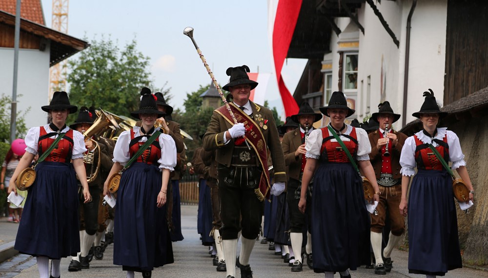 Anlässlich des 20. Amraser Dorffestes fand am 05. Juli nach neun Jahren erstmals wieder eine Marschmusikbewertung des Musikbezirkes Innsbruck-Stadt unter dem Motto "Musik in Bewegung" statt.
Neun Kapellen stellten sich den strengen Augen der Bewerter und gaben ihr Bestes. Bürgermeisterin Christine Oppitz-Plörer überreichte mit Roland Mair (GF des Tiroler Blasmusikverbandes) dem Obmann des Musikbezirkes Innsbruck-Stadt, Markus Schlenck, das Silberne Ehrenzeichen für seine besonderen Verdienste.
Die "Siegerehrung" führte stellvertretend für das Stadtoberhaupt Gemeinderätin Herlinde Keuschnigg und Gemeinderat Franz Hitzl, beide Mitglieder im Kulturausschuss, durch.