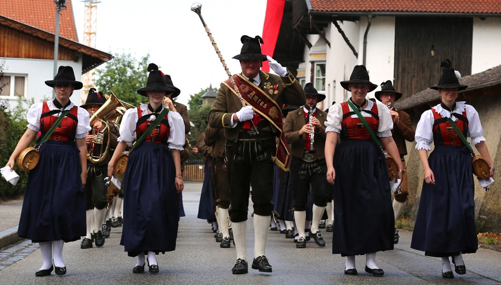 Anlässlich des 20. Amraser Dorffestes fand am 05. Juli nach neun Jahren erstmals wieder eine Marschmusikbewertung des Musikbezirkes Innsbruck-Stadt unter dem Motto "Musik in Bewegung" statt.
Neun Kapellen stellten sich den strengen Augen der Bewerter und gaben ihr Bestes. Bürgermeisterin Christine Oppitz-Plörer überreichte mit Roland Mair (GF des Tiroler Blasmusikverbandes) dem Obmann des Musikbezirkes Innsbruck-Stadt, Markus Schlenck, das Silberne Ehrenzeichen für seine besonderen Verdienste.
Die "Siegerehrung" führte stellvertretend für das Stadtoberhaupt Gemeinderätin Herlinde Keuschnigg und Gemeinderat Franz Hitzl, beide Mitglieder im Kulturausschuss, durch.