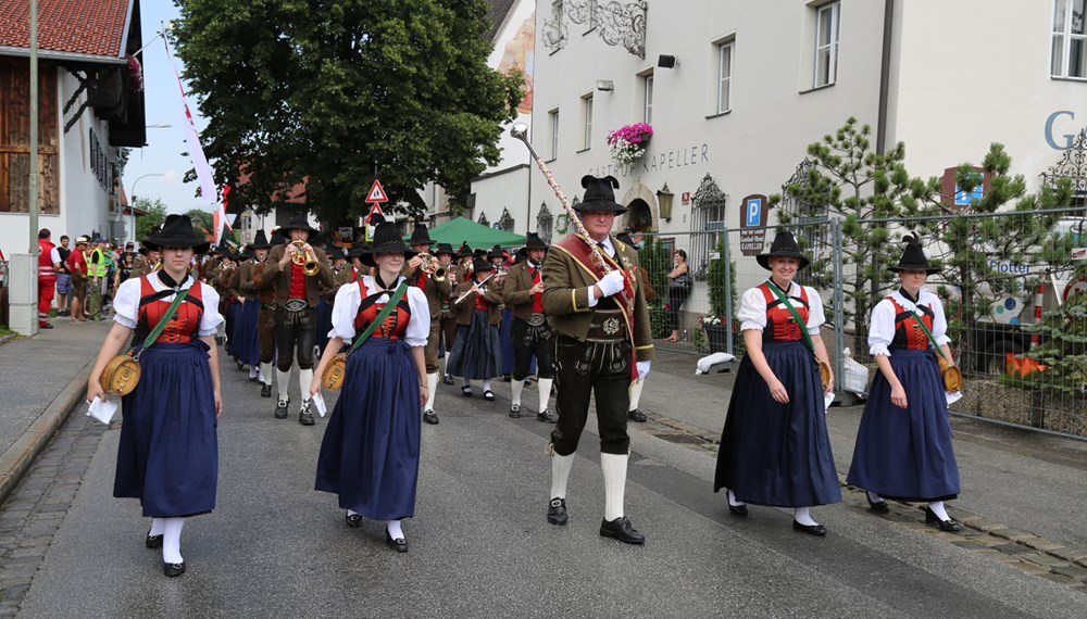 Anlässlich des 20. Amraser Dorffestes fand am 05. Juli nach neun Jahren erstmals wieder eine Marschmusikbewertung des Musikbezirkes Innsbruck-Stadt unter dem Motto "Musik in Bewegung" statt.
Neun Kapellen stellten sich den strengen Augen der Bewerter und gaben ihr Bestes. Bürgermeisterin Christine Oppitz-Plörer überreichte mit Roland Mair (GF des Tiroler Blasmusikverbandes) dem Obmann des Musikbezirkes Innsbruck-Stadt, Markus Schlenck, das Silberne Ehrenzeichen für seine besonderen Verdienste.
Die "Siegerehrung" führte stellvertretend für das Stadtoberhaupt Gemeinderätin Herlinde Keuschnigg und Gemeinderat Franz Hitzl, beide Mitglieder im Kulturausschuss, durch.