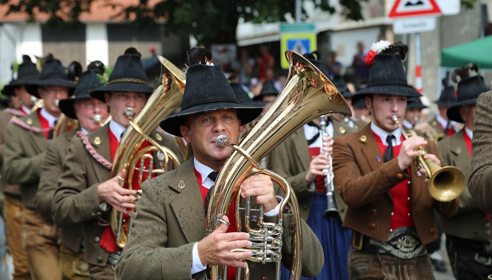 Anlässlich des 20. Amraser Dorffestes fand am 05. Juli nach neun Jahren erstmals wieder eine Marschmusikbewertung des Musikbezirkes Innsbruck-Stadt unter dem Motto "Musik in Bewegung" statt.
Neun Kapellen stellten sich den strengen Augen der Bewerter und gaben ihr Bestes. Bürgermeisterin Christine Oppitz-Plörer überreichte mit Roland Mair (GF des Tiroler Blasmusikverbandes) dem Obmann des Musikbezirkes Innsbruck-Stadt, Markus Schlenck, das Silberne Ehrenzeichen für seine besonderen Verdienste.
Die "Siegerehrung" führte stellvertretend für das Stadtoberhaupt Gemeinderätin Herlinde Keuschnigg und Gemeinderat Franz Hitzl, beide Mitglieder im Kulturausschuss, durch.