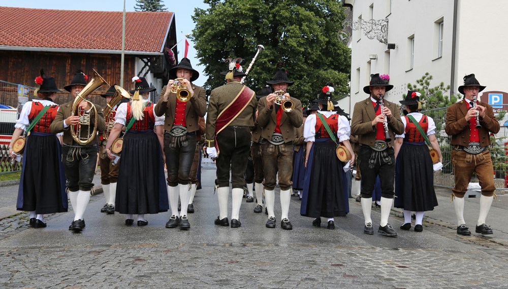 Anlässlich des 20. Amraser Dorffestes fand am 05. Juli nach neun Jahren erstmals wieder eine Marschmusikbewertung des Musikbezirkes Innsbruck-Stadt unter dem Motto "Musik in Bewegung" statt.
Neun Kapellen stellten sich den strengen Augen der Bewerter und gaben ihr Bestes. Bürgermeisterin Christine Oppitz-Plörer überreichte mit Roland Mair (GF des Tiroler Blasmusikverbandes) dem Obmann des Musikbezirkes Innsbruck-Stadt, Markus Schlenck, das Silberne Ehrenzeichen für seine besonderen Verdienste.
Die "Siegerehrung" führte stellvertretend für das Stadtoberhaupt Gemeinderätin Herlinde Keuschnigg und Gemeinderat Franz Hitzl, beide Mitglieder im Kulturausschuss, durch.