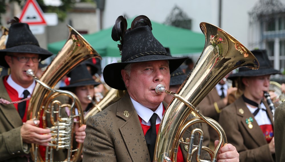 Anlässlich des 20. Amraser Dorffestes fand am 05. Juli nach neun Jahren erstmals wieder eine Marschmusikbewertung des Musikbezirkes Innsbruck-Stadt unter dem Motto "Musik in Bewegung" statt.
Neun Kapellen stellten sich den strengen Augen der Bewerter und gaben ihr Bestes. Bürgermeisterin Christine Oppitz-Plörer überreichte mit Roland Mair (GF des Tiroler Blasmusikverbandes) dem Obmann des Musikbezirkes Innsbruck-Stadt, Markus Schlenck, das Silberne Ehrenzeichen für seine besonderen Verdienste.
Die "Siegerehrung" führte stellvertretend für das Stadtoberhaupt Gemeinderätin Herlinde Keuschnigg und Gemeinderat Franz Hitzl, beide Mitglieder im Kulturausschuss, durch.