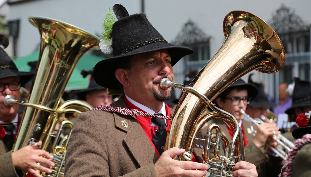 Anlässlich des 20. Amraser Dorffestes fand am 05. Juli nach neun Jahren erstmals wieder eine Marschmusikbewertung des Musikbezirkes Innsbruck-Stadt unter dem Motto "Musik in Bewegung" statt.
Neun Kapellen stellten sich den strengen Augen der Bewerter und gaben ihr Bestes. Bürgermeisterin Christine Oppitz-Plörer überreichte mit Roland Mair (GF des Tiroler Blasmusikverbandes) dem Obmann des Musikbezirkes Innsbruck-Stadt, Markus Schlenck, das Silberne Ehrenzeichen für seine besonderen Verdienste.
Die "Siegerehrung" führte stellvertretend für das Stadtoberhaupt Gemeinderätin Herlinde Keuschnigg und Gemeinderat Franz Hitzl, beide Mitglieder im Kulturausschuss, durch.