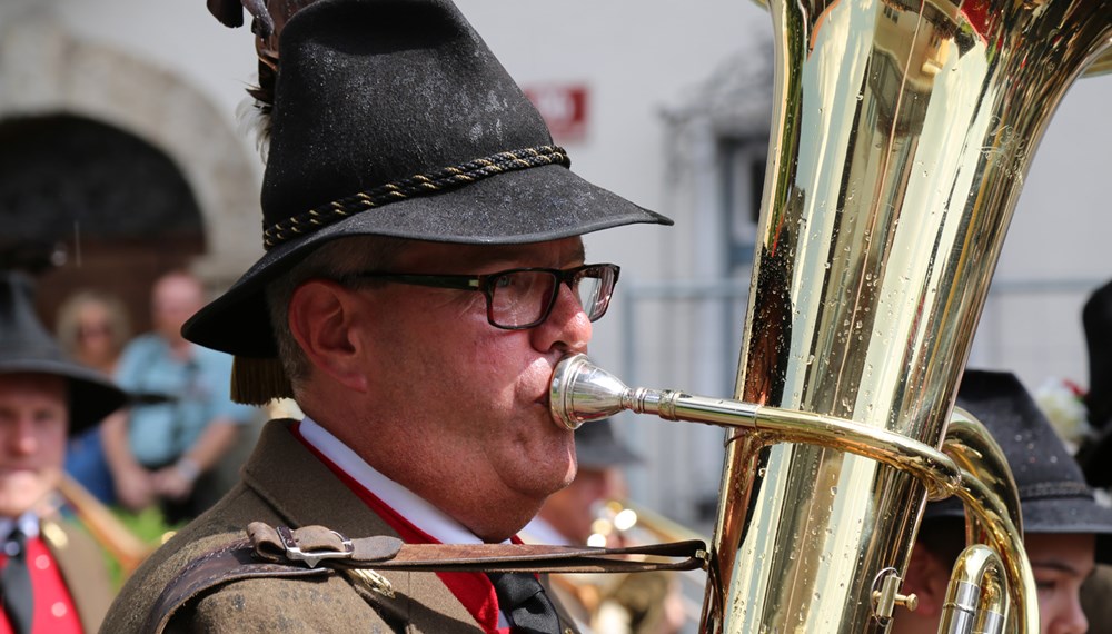 Anlässlich des 20. Amraser Dorffestes fand am 05. Juli nach neun Jahren erstmals wieder eine Marschmusikbewertung des Musikbezirkes Innsbruck-Stadt unter dem Motto "Musik in Bewegung" statt.
Neun Kapellen stellten sich den strengen Augen der Bewerter und gaben ihr Bestes. Bürgermeisterin Christine Oppitz-Plörer überreichte mit Roland Mair (GF des Tiroler Blasmusikverbandes) dem Obmann des Musikbezirkes Innsbruck-Stadt, Markus Schlenck, das Silberne Ehrenzeichen für seine besonderen Verdienste.
Die "Siegerehrung" führte stellvertretend für das Stadtoberhaupt Gemeinderätin Herlinde Keuschnigg und Gemeinderat Franz Hitzl, beide Mitglieder im Kulturausschuss, durch.