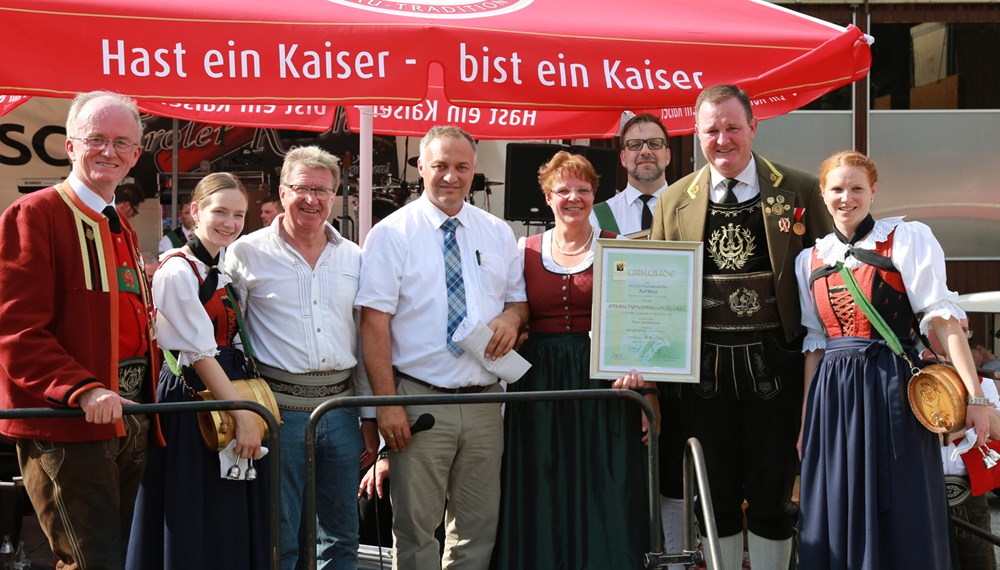 Anlässlich des 20. Amraser Dorffestes fand am 05. Juli nach neun Jahren erstmals wieder eine Marschmusikbewertung des Musikbezirkes Innsbruck-Stadt unter dem Motto "Musik in Bewegung" statt.
Neun Kapellen stellten sich den strengen Augen der Bewerter und gaben ihr Bestes. Bürgermeisterin Christine Oppitz-Plörer überreichte mit Roland Mair (GF des Tiroler Blasmusikverbandes) dem Obmann des Musikbezirkes Innsbruck-Stadt, Markus Schlenck, das Silberne Ehrenzeichen für seine besonderen Verdienste.
Die "Siegerehrung" führte stellvertretend für das Stadtoberhaupt Gemeinderätin Herlinde Keuschnigg und Gemeinderat Franz Hitzl, beide Mitglieder im Kulturausschuss, durch.