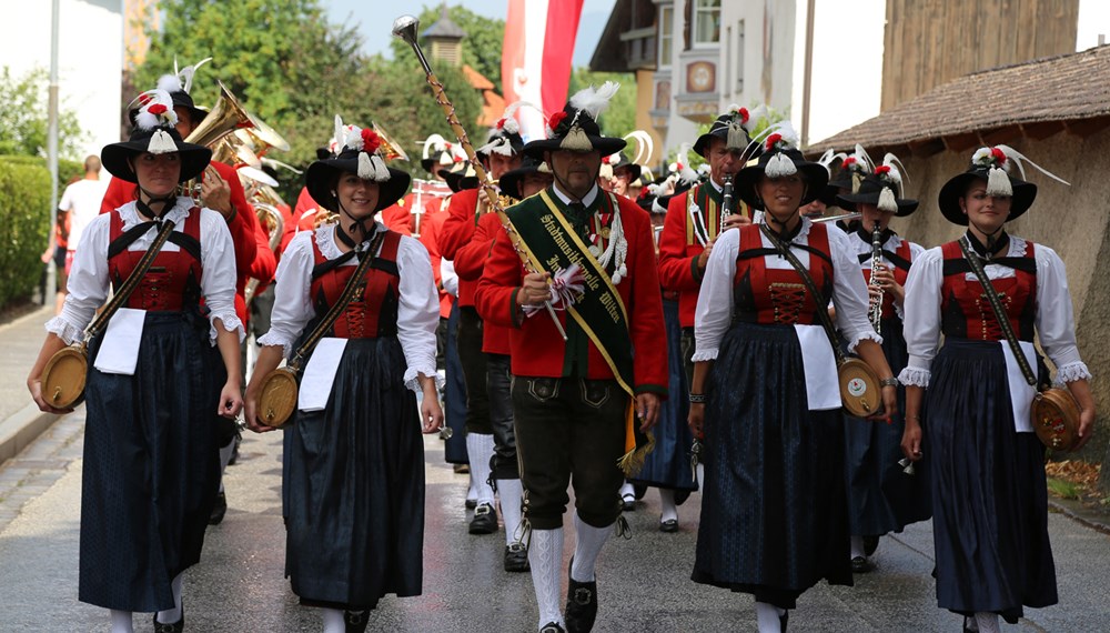 Anlässlich des 20. Amraser Dorffestes fand am 05. Juli nach neun Jahren erstmals wieder eine Marschmusikbewertung des Musikbezirkes Innsbruck-Stadt unter dem Motto "Musik in Bewegung" statt.
Neun Kapellen stellten sich den strengen Augen der Bewerter und gaben ihr Bestes. Bürgermeisterin Christine Oppitz-Plörer überreichte mit Roland Mair (GF des Tiroler Blasmusikverbandes) dem Obmann des Musikbezirkes Innsbruck-Stadt, Markus Schlenck, das Silberne Ehrenzeichen für seine besonderen Verdienste.
Die "Siegerehrung" führte stellvertretend für das Stadtoberhaupt Gemeinderätin Herlinde Keuschnigg und Gemeinderat Franz Hitzl, beide Mitglieder im Kulturausschuss, durch.