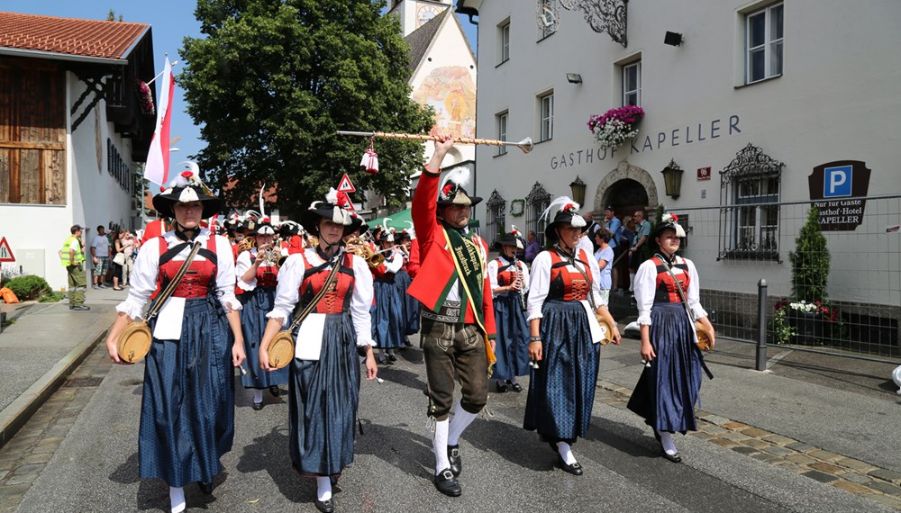 Anlässlich des 20. Amraser Dorffestes fand am 05. Juli nach neun Jahren erstmals wieder eine Marschmusikbewertung des Musikbezirkes Innsbruck-Stadt unter dem Motto "Musik in Bewegung" statt.
Neun Kapellen stellten sich den strengen Augen der Bewerter und gaben ihr Bestes. Bürgermeisterin Christine Oppitz-Plörer überreichte mit Roland Mair (GF des Tiroler Blasmusikverbandes) dem Obmann des Musikbezirkes Innsbruck-Stadt, Markus Schlenck, das Silberne Ehrenzeichen für seine besonderen Verdienste.
Die "Siegerehrung" führte stellvertretend für das Stadtoberhaupt Gemeinderätin Herlinde Keuschnigg und Gemeinderat Franz Hitzl, beide Mitglieder im Kulturausschuss, durch.