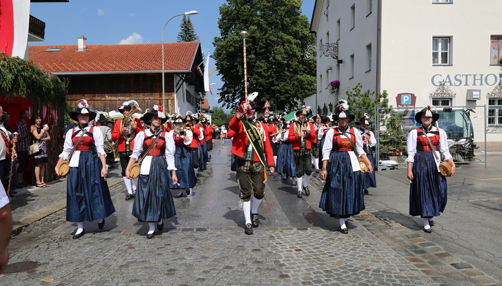 Anlässlich des 20. Amraser Dorffestes fand am 05. Juli nach neun Jahren erstmals wieder eine Marschmusikbewertung des Musikbezirkes Innsbruck-Stadt unter dem Motto "Musik in Bewegung" statt.
Neun Kapellen stellten sich den strengen Augen der Bewerter und gaben ihr Bestes. Bürgermeisterin Christine Oppitz-Plörer überreichte mit Roland Mair (GF des Tiroler Blasmusikverbandes) dem Obmann des Musikbezirkes Innsbruck-Stadt, Markus Schlenck, das Silberne Ehrenzeichen für seine besonderen Verdienste.
Die "Siegerehrung" führte stellvertretend für das Stadtoberhaupt Gemeinderätin Herlinde Keuschnigg und Gemeinderat Franz Hitzl, beide Mitglieder im Kulturausschuss, durch.