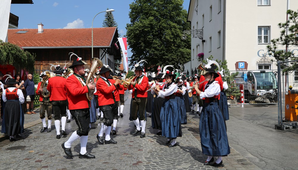 Anlässlich des 20. Amraser Dorffestes fand am 05. Juli nach neun Jahren erstmals wieder eine Marschmusikbewertung des Musikbezirkes Innsbruck-Stadt unter dem Motto "Musik in Bewegung" statt.
Neun Kapellen stellten sich den strengen Augen der Bewerter und gaben ihr Bestes. Bürgermeisterin Christine Oppitz-Plörer überreichte mit Roland Mair (GF des Tiroler Blasmusikverbandes) dem Obmann des Musikbezirkes Innsbruck-Stadt, Markus Schlenck, das Silberne Ehrenzeichen für seine besonderen Verdienste.
Die "Siegerehrung" führte stellvertretend für das Stadtoberhaupt Gemeinderätin Herlinde Keuschnigg und Gemeinderat Franz Hitzl, beide Mitglieder im Kulturausschuss, durch.