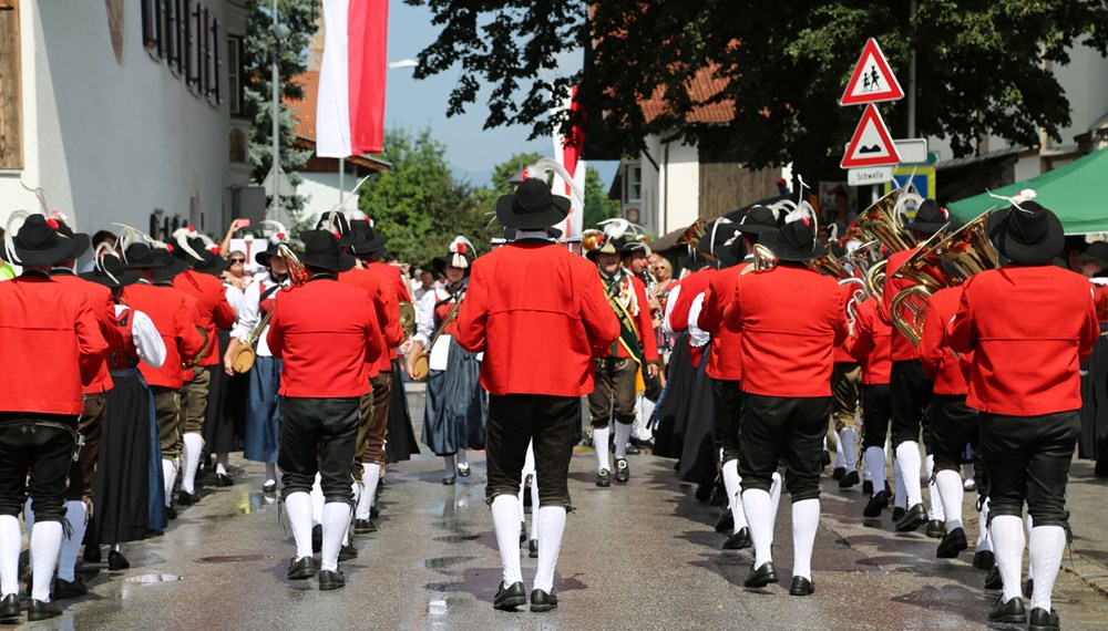 Anlässlich des 20. Amraser Dorffestes fand am 05. Juli nach neun Jahren erstmals wieder eine Marschmusikbewertung des Musikbezirkes Innsbruck-Stadt unter dem Motto "Musik in Bewegung" statt.
Neun Kapellen stellten sich den strengen Augen der Bewerter und gaben ihr Bestes. Bürgermeisterin Christine Oppitz-Plörer überreichte mit Roland Mair (GF des Tiroler Blasmusikverbandes) dem Obmann des Musikbezirkes Innsbruck-Stadt, Markus Schlenck, das Silberne Ehrenzeichen für seine besonderen Verdienste.
Die "Siegerehrung" führte stellvertretend für das Stadtoberhaupt Gemeinderätin Herlinde Keuschnigg und Gemeinderat Franz Hitzl, beide Mitglieder im Kulturausschuss, durch.