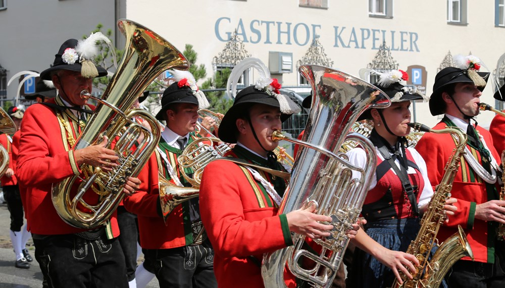 Anlässlich des 20. Amraser Dorffestes fand am 05. Juli nach neun Jahren erstmals wieder eine Marschmusikbewertung des Musikbezirkes Innsbruck-Stadt unter dem Motto "Musik in Bewegung" statt.
Neun Kapellen stellten sich den strengen Augen der Bewerter und gaben ihr Bestes. Bürgermeisterin Christine Oppitz-Plörer überreichte mit Roland Mair (GF des Tiroler Blasmusikverbandes) dem Obmann des Musikbezirkes Innsbruck-Stadt, Markus Schlenck, das Silberne Ehrenzeichen für seine besonderen Verdienste.
Die "Siegerehrung" führte stellvertretend für das Stadtoberhaupt Gemeinderätin Herlinde Keuschnigg und Gemeinderat Franz Hitzl, beide Mitglieder im Kulturausschuss, durch.