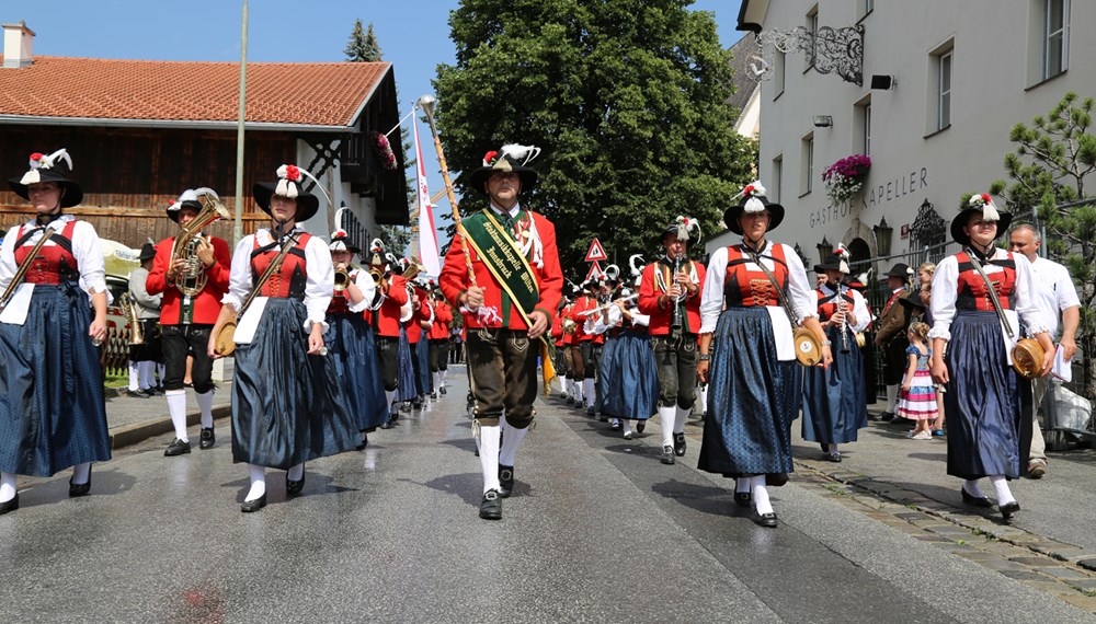 Anlässlich des 20. Amraser Dorffestes fand am 05. Juli nach neun Jahren erstmals wieder eine Marschmusikbewertung des Musikbezirkes Innsbruck-Stadt unter dem Motto "Musik in Bewegung" statt.
Neun Kapellen stellten sich den strengen Augen der Bewerter und gaben ihr Bestes. Bürgermeisterin Christine Oppitz-Plörer überreichte mit Roland Mair (GF des Tiroler Blasmusikverbandes) dem Obmann des Musikbezirkes Innsbruck-Stadt, Markus Schlenck, das Silberne Ehrenzeichen für seine besonderen Verdienste.
Die "Siegerehrung" führte stellvertretend für das Stadtoberhaupt Gemeinderätin Herlinde Keuschnigg und Gemeinderat Franz Hitzl, beide Mitglieder im Kulturausschuss, durch.