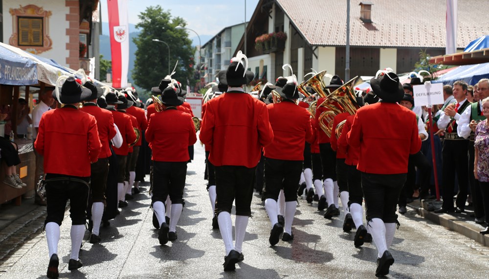 Anlässlich des 20. Amraser Dorffestes fand am 05. Juli nach neun Jahren erstmals wieder eine Marschmusikbewertung des Musikbezirkes Innsbruck-Stadt unter dem Motto "Musik in Bewegung" statt.
Neun Kapellen stellten sich den strengen Augen der Bewerter und gaben ihr Bestes. Bürgermeisterin Christine Oppitz-Plörer überreichte mit Roland Mair (GF des Tiroler Blasmusikverbandes) dem Obmann des Musikbezirkes Innsbruck-Stadt, Markus Schlenck, das Silberne Ehrenzeichen für seine besonderen Verdienste.
Die "Siegerehrung" führte stellvertretend für das Stadtoberhaupt Gemeinderätin Herlinde Keuschnigg und Gemeinderat Franz Hitzl, beide Mitglieder im Kulturausschuss, durch.