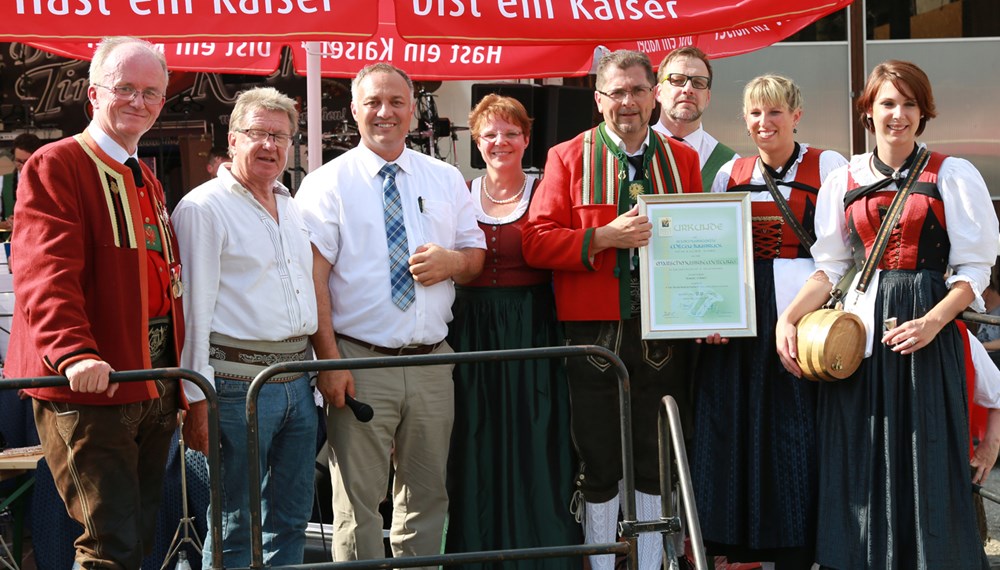 Anlässlich des 20. Amraser Dorffestes fand am 05. Juli nach neun Jahren erstmals wieder eine Marschmusikbewertung des Musikbezirkes Innsbruck-Stadt unter dem Motto "Musik in Bewegung" statt.
Neun Kapellen stellten sich den strengen Augen der Bewerter und gaben ihr Bestes. Bürgermeisterin Christine Oppitz-Plörer überreichte mit Roland Mair (GF des Tiroler Blasmusikverbandes) dem Obmann des Musikbezirkes Innsbruck-Stadt, Markus Schlenck, das Silberne Ehrenzeichen für seine besonderen Verdienste.
Die "Siegerehrung" führte stellvertretend für das Stadtoberhaupt Gemeinderätin Herlinde Keuschnigg und Gemeinderat Franz Hitzl, beide Mitglieder im Kulturausschuss, durch.