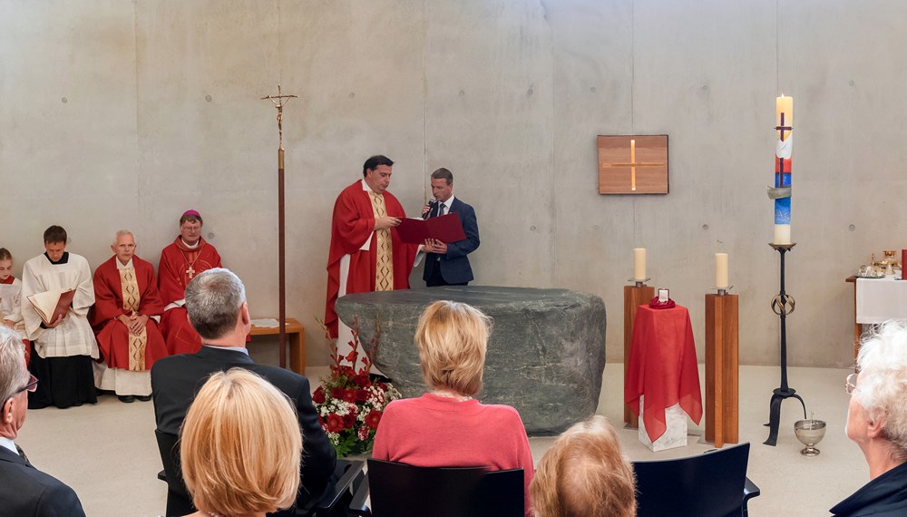 Am 08. Juli 2015 fand die Einweihung der Kapelle des neuen Wohnheims O-Dorf durch Bischof Manfred Scheuer im Beisein von Bürgermeisterin Christine Oppitz-Plörer, Vizebürgermeister Christoph Kaufmann, den anwesenden Stadträtinnen und Gemeinderätinnen sowie zahlreichen Gästen statt.
Die Kapelle ist dem 1986 selig gesprochenen Priester Otto Neururer geweiht, der jahrzehntelang Religionslehrer in Innsbruck war.