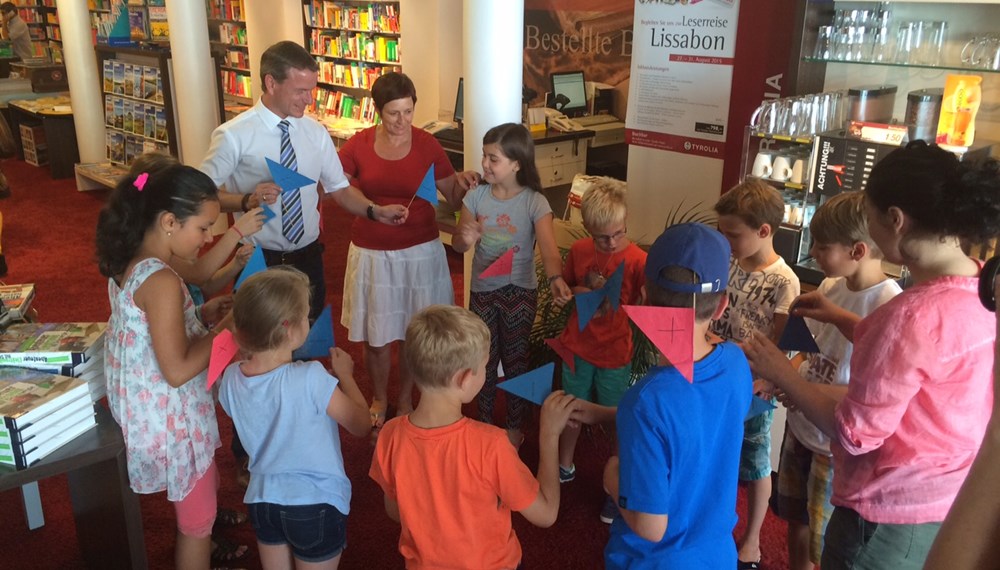 Der Ferienzug rollt durch Innsbruck! Hunderte Kinder nahmen bereits an den unterschiedlichsten Veranstaltungen teil. In der Buchhandlung Tyrolia zum Beispiel versuchten sie sich als junge WissenschaftlerInnen und erforschten das Mysterium Strom. Aber auch sportlich geht's zur Sache: Kaum eine Kletterwand ist für die jungen SportlerInnen zu hoch. Und beim Erste Hilfe Kurs lernten sie Verletzten zu helfen. Vizebürgermeister Christoph Kaufmann freute sich über die Begeisterung der Jüngsten.