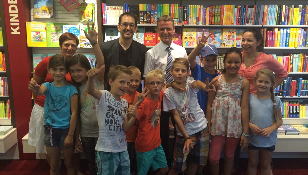 Der Ferienzug rollt durch Innsbruck! Hunderte Kinder nahmen bereits an den unterschiedlichsten Veranstaltungen teil. In der Buchhandlung Tyrolia zum Beispiel versuchten sie sich als junge WissenschaftlerInnen und erforschten das Mysterium Strom. Aber auch sportlich geht's zur Sache: Kaum eine Kletterwand ist für die jungen SportlerInnen zu hoch. Und beim Erste Hilfe Kurs lernten sie Verletzten zu helfen. Vizebürgermeister Christoph Kaufmann freute sich über die Begeisterung der Jüngsten.