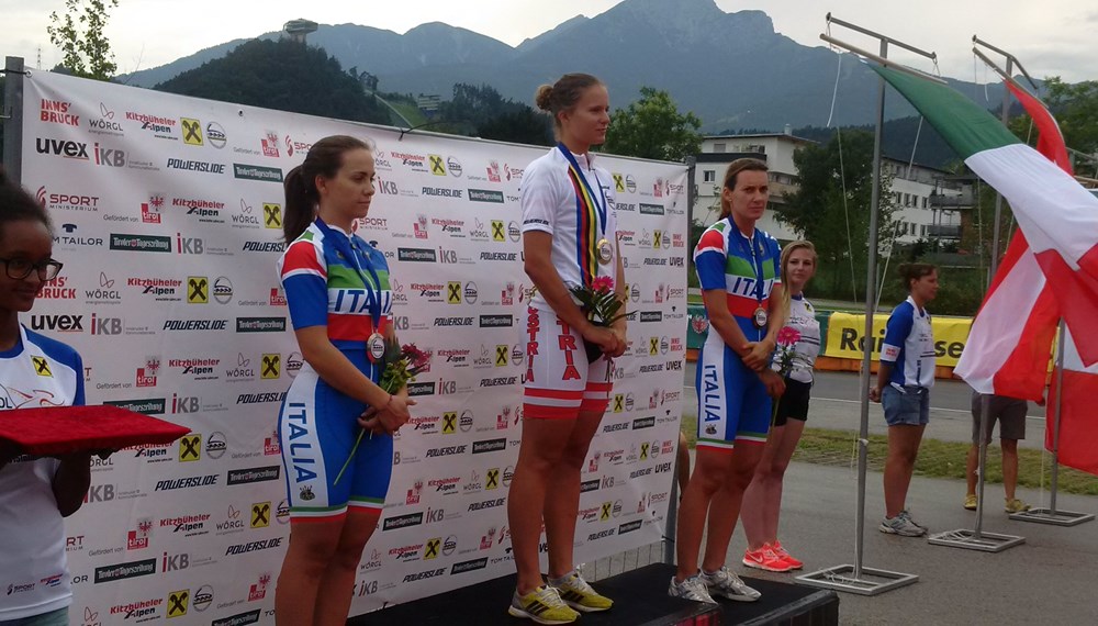 Insgesamt fünf Goldmedaillen nimmt die Innsbruckerin Vanessa Bittner von der Europameisterschaften im Inline-Speed-Skating in Wörgl und Innsbruck mit. HR Mag. Friedl Ludescher, Vizebürgermeister Christoph Kaufmann, EM Organisator Robert Petutschnigg, OSVI-Geschäftsführer Michael Bielowski (v.l.n.r.) mischten sich unter die ZuschauerInnen und Gratulantinnen.