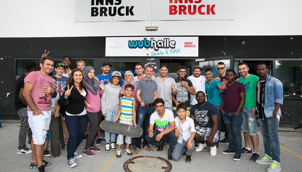 Einen entspannten Tag auf Skateboards konnten ein paar junge AsylwerberInnen kürzlich in der WUB-Halle verbringen. Im Zuge des 3. Summer Jam, das ganz im Zeichen der Integration stand, wurden sie eingeladen gemeinsam mit einheimischen Skatern die Trendsportart auszuprobieren. Anschluss an die Workshops überreichten Vizebürgermeister Christoph Kaufmann gemeinsam mit dem WUB Skatehallenmanager Sebastian Saxer die Sach- und Kleiderspenden an die Vertreterin der Tiroler Sozialen Dienste Ruska Atanasova im Beisein all unsere Gäste.