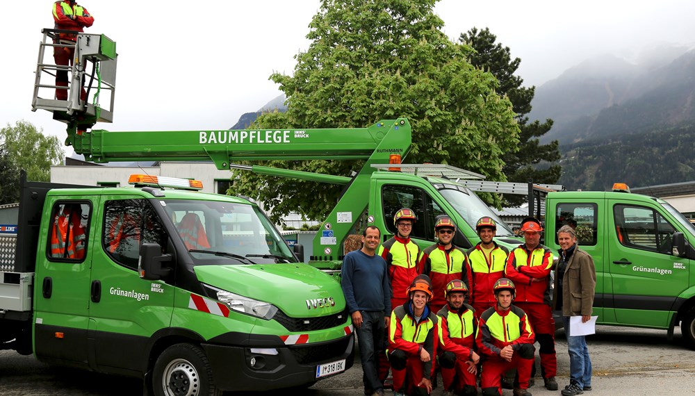 Der Baumpflegetrupp des städtischen Grünanlagenamtes mit den Gartentechnikern Clemens Moser (l.) und Stefan Engele (r.) vor der neuen Hubarbeitsbühne und dem neuen Manschafftstransporter.