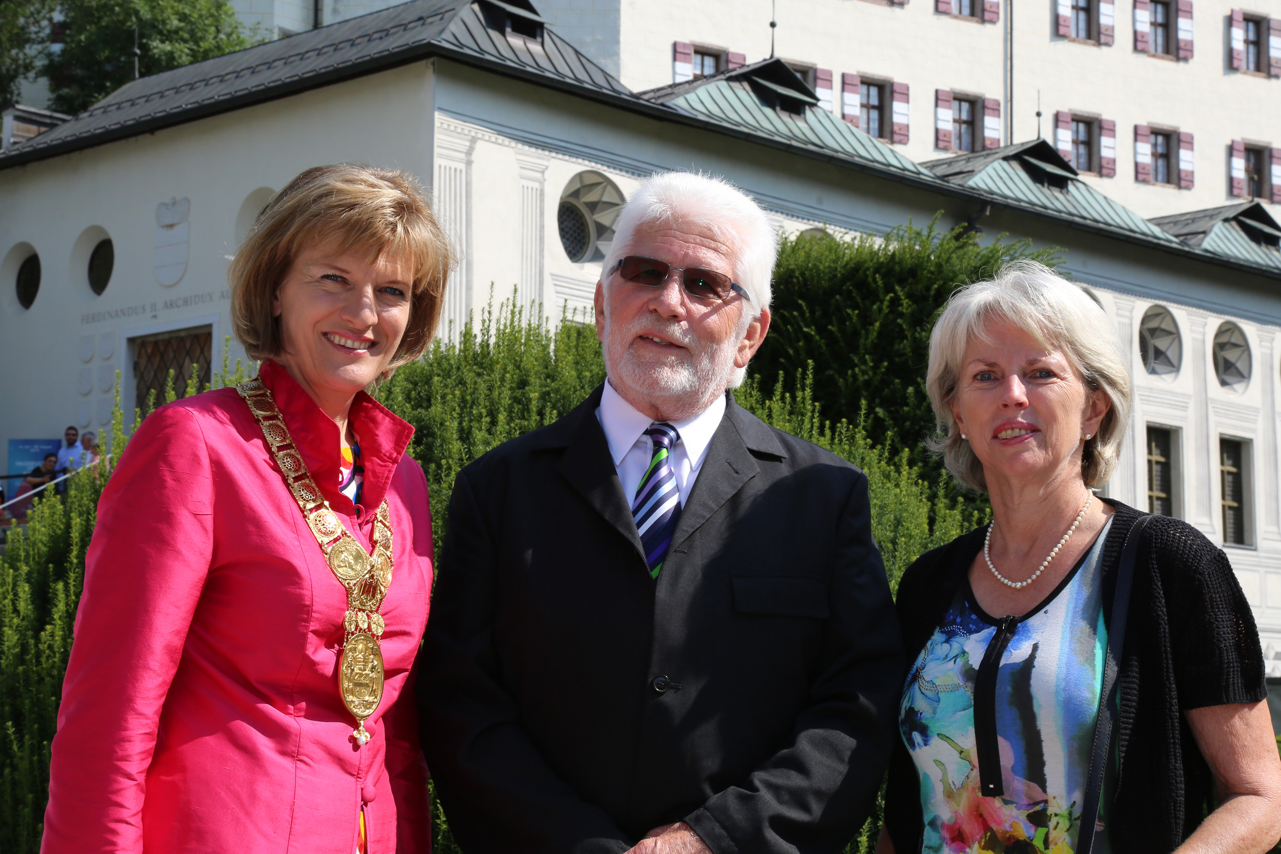 Bürgermeisterin Christine Oppitz-Plörer mit dem Ehepaar Schlosser, einem der drei Gewinner der Verlosung in der Juli-Ausgabe von Innsbruck informiert, die Karten für die Eröffnungsfeier sowie für die Premiere der Barockoper "Il Germanico" gewonnen haben.