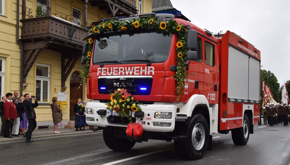 Mitte August wurde das neue Einsatzfahrzeug der FF Igls geweiht. Neben hochrangigen Persönlichkeiten der Feuerwehr war auch Vizebürgermeister Christoph Kaufmann vor Ort. Die Fahrzeugweihe fand im Zuge des heurigen Zeltfests statt.