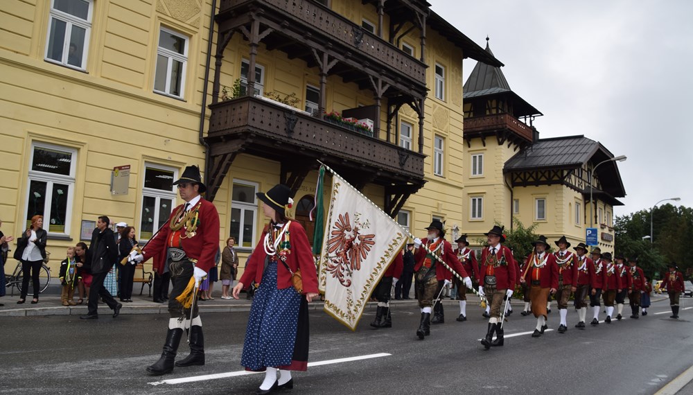 Mitte August wurde das neue Einsatzfahrzeug der FF Igls geweiht. Neben hochrangigen Persönlichkeiten der Feuerwehr war auch Vizebürgermeister Christoph Kaufmann vor Ort. Die Fahrzeugweihe fand im Zuge des heurigen Zeltfests statt.