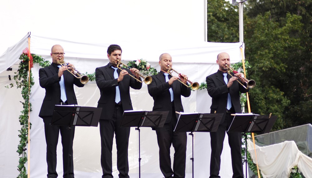 Vor genau 20 Jahren fand das erste Schlossfest im Zuge der Innsbrucker Festwochen der Alten Musik am Schloss Ambras statt. Auch heuer kamen wieder sehr viele BesucherInnen um sich vom traumhaften Ambiente des Renaissance-Schlosses bezaubern zu lassen. Darbietungen, Spiel und Spaß sorgte für freudestrahlende Gesichter bei Jung und Alt. Auch Bürgermeisterin Christine Oppitz-Plörer zeigte sich begeistert.