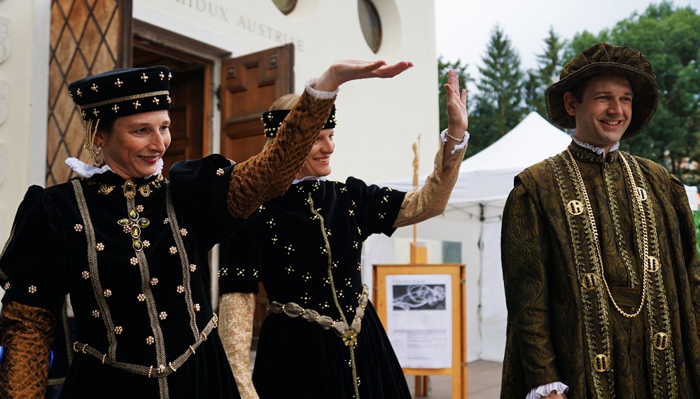 Vor genau 20 Jahren fand das erste Schlossfest im Zuge der Innsbrucker Festwochen der Alten Musik am Schloss Ambras statt. Auch heuer kamen wieder sehr viele BesucherInnen um sich vom traumhaften Ambiente des Renaissance-Schlosses bezaubern zu lassen. Darbietungen, Spiel und Spaß sorgte für freudestrahlende Gesichter bei Jung und Alt. Auch Bürgermeisterin Christine Oppitz-Plörer zeigte sich begeistert.