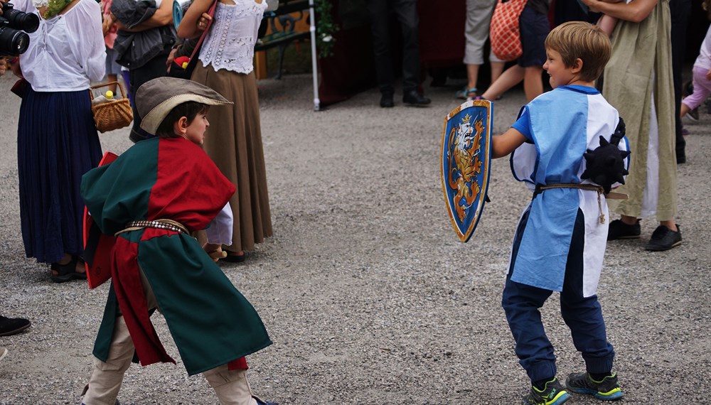 Vor genau 20 Jahren fand das erste Schlossfest im Zuge der Innsbrucker Festwochen der Alten Musik am Schloss Ambras statt. Auch heuer kamen wieder sehr viele BesucherInnen um sich vom traumhaften Ambiente des Renaissance-Schlosses bezaubern zu lassen. Darbietungen, Spiel und Spaß sorgte für freudestrahlende Gesichter bei Jung und Alt. Auch Bürgermeisterin Christine Oppitz-Plörer zeigte sich begeistert.