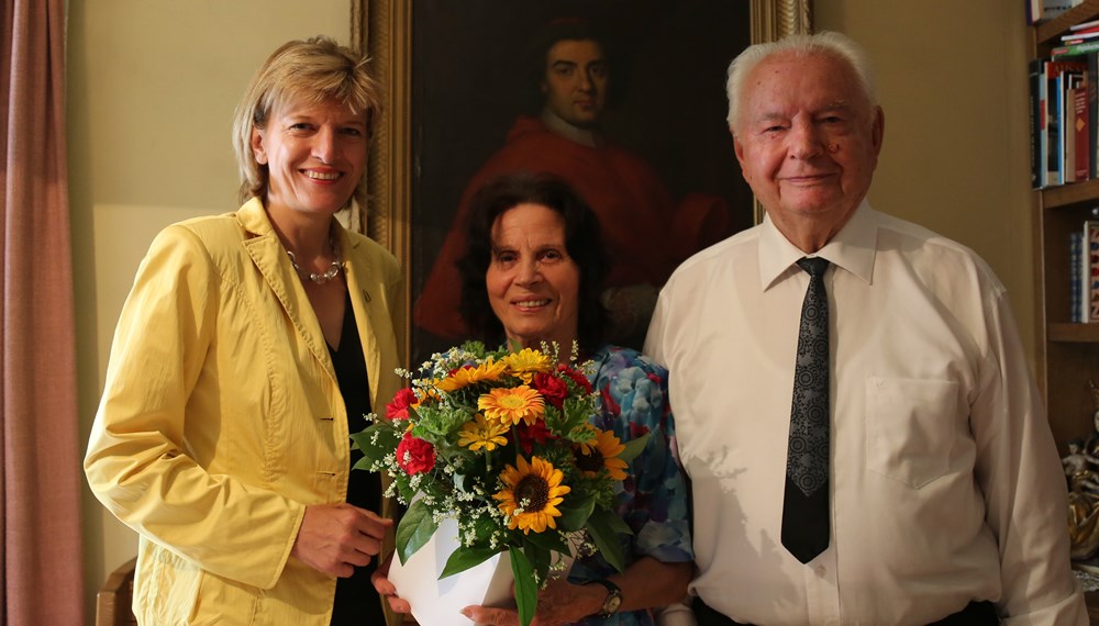 Bürgermeisterin Christine Oppitz-Plörer war zu Besuch beim Eisernen Jubiläumspaar, Irmgard und Johann Egger, anlässlich ihres 65-jährigen Hochzeitsjubiläums.