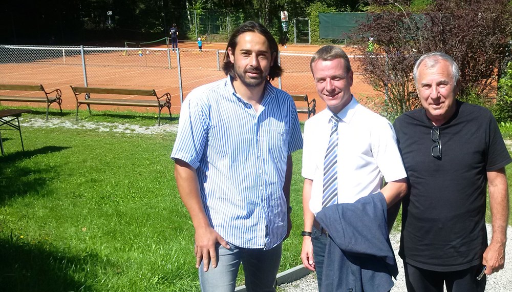 Bei strahlendem Sonnenschein stattete Vizebürgermeister Christoph Kaufmann dem Parkclub Igls einen Besuch ab. Der amtierende Präsident Markus Philadelphy (l.), sowie der ehemalige Präsident Horst Nedegger freuten sich und hießen Kaufmann herzlich willkommen.