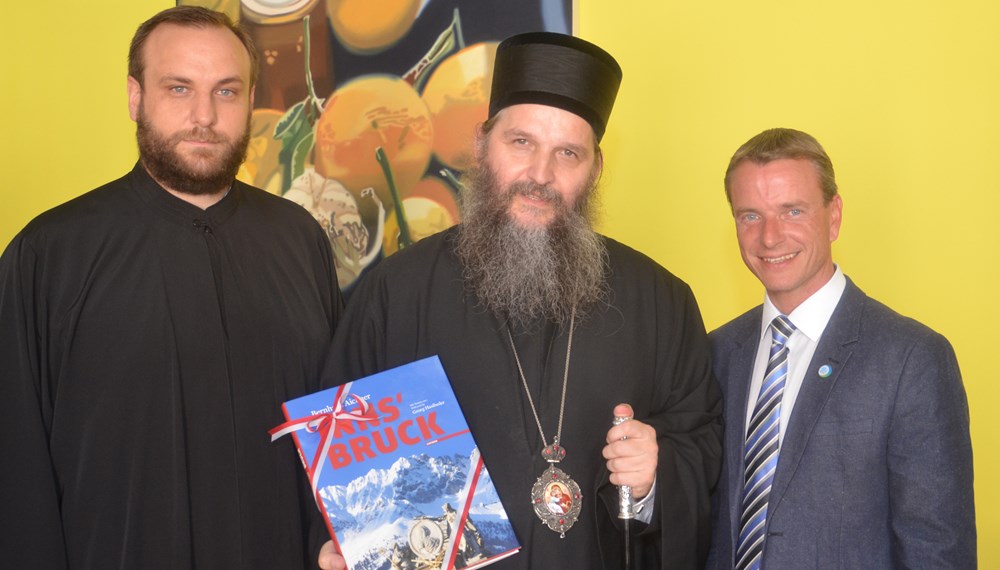 Am 27. August stattete der serbisch-orthodoxe Bischof Andrej (Mitte) Vizebürgermeister Christoph Kaufmann einen Antrittsbesuch ab. Gemeinsam mit Pfarrer Aleksandar Stolic (links) überreichte er ein Buch über Serbien. Als Willkommensgeschenk bekam der Bischof ein Buch über die Tiroler Landeshauptstadt.