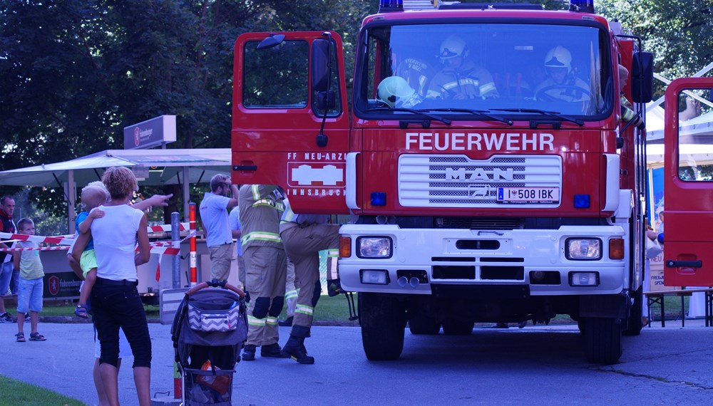 Ende August lud die Freiwillige Feuerwehr Neu-Arzl zum Tag der offenen Tür. Mit spektakulären Darbietungen konnten die begeisterten ZuschauerInnen beeindruckt werden. Auch Vizebürgermeister Christoph Kaufmann war mit dabei.