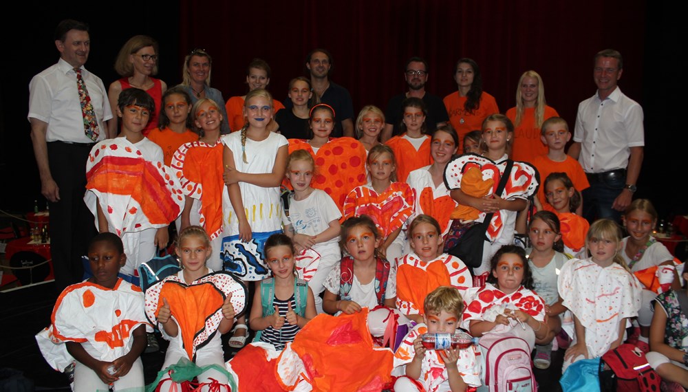 Am 30. August fand das "Künstler-Kinder-Musical" im Congress Innsbruck statt. Teilnehmende Kinder und Jugendliche des Innsbrucker Ferienzuges studierten mit Künstlern des "Festivals der Träume" ein Musical ein, das vergangenen Sonntag Premiere feierte. Vizebürgermeister Christoph Kaufmann, Amtsleiterin Martina Zabernig und Referatsleiterin Birgit Hofbauer waren begeistert von den darstellerischen Talenten der Jugendlichen.