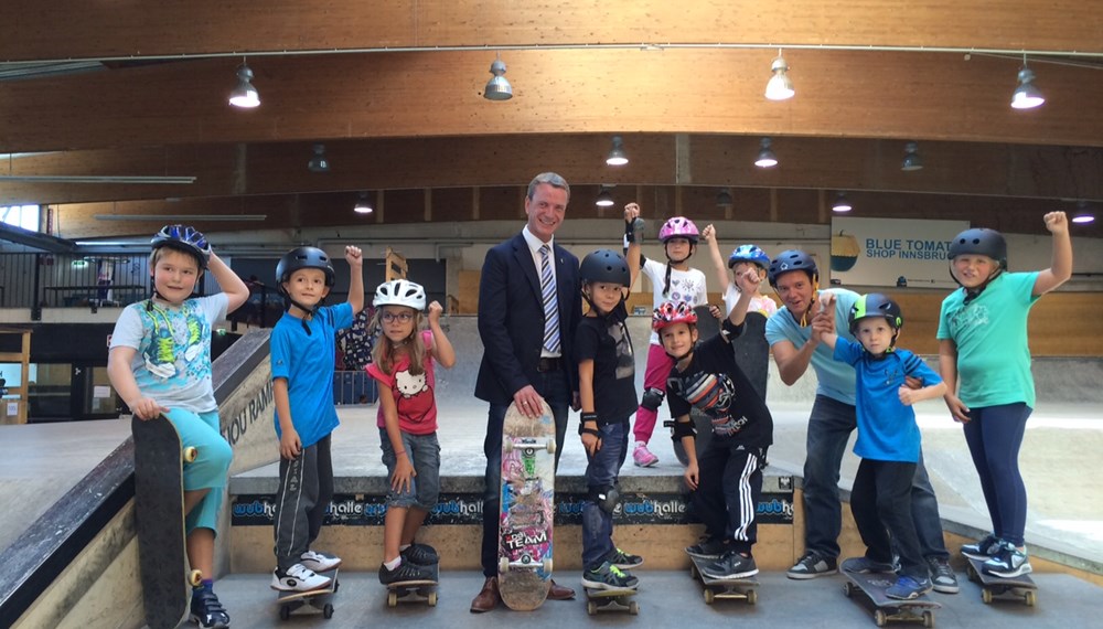 Beim Skateboard-Workshop des TeenXpress machten die jungen BoarderInnen eine sehr gute Figur - davon machte sich Sportreferent und Vizebürgermeister Christoph Kaufmann bei seinem Besuch in der WUB-Halle selbst ein Bild.