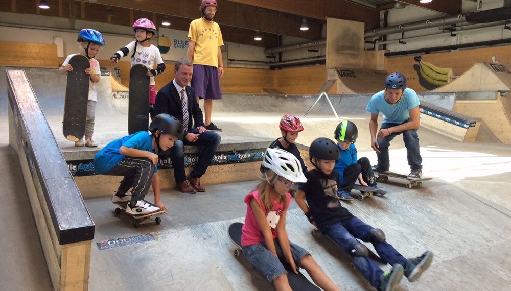 Beim Skateboard-Workshop des TeenXpress machten die jungen BoarderInnen eine sehr gute Figur - davon machte sich Sportreferent und Vizebürgermeister Christoph Kaufmann bei seinem Besuch in der WUB-Halle selbst ein Bild.