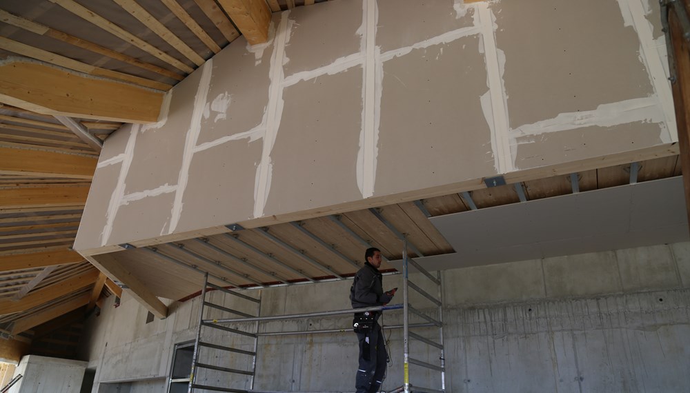 Der Bau der Umbrückler Alm schreitet zügig voran. Das Dach wird aktuell mit Lärchenschindeln eingedeckt und der Estrich wird im Innenraum verlegt. Weiters stehen die Holzwände kurz vor der Errichtung. Zwischenzeitlich kann schon der wunderschöne herbstliche Ausblick über die Tiroler Landeshauptstadt genossen werden.