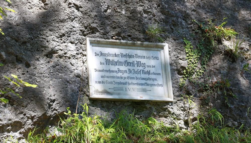 Die Tafel erinnert an die Errichtung des Wilhelm-Greil-Weges 1916 durch den Innsbrucker Verschönerungsverein. Zukünftig wird sich das Forstamt der Stadt Innsbruck um den Erhalt der Steig- und Wegeanlage kümmern.