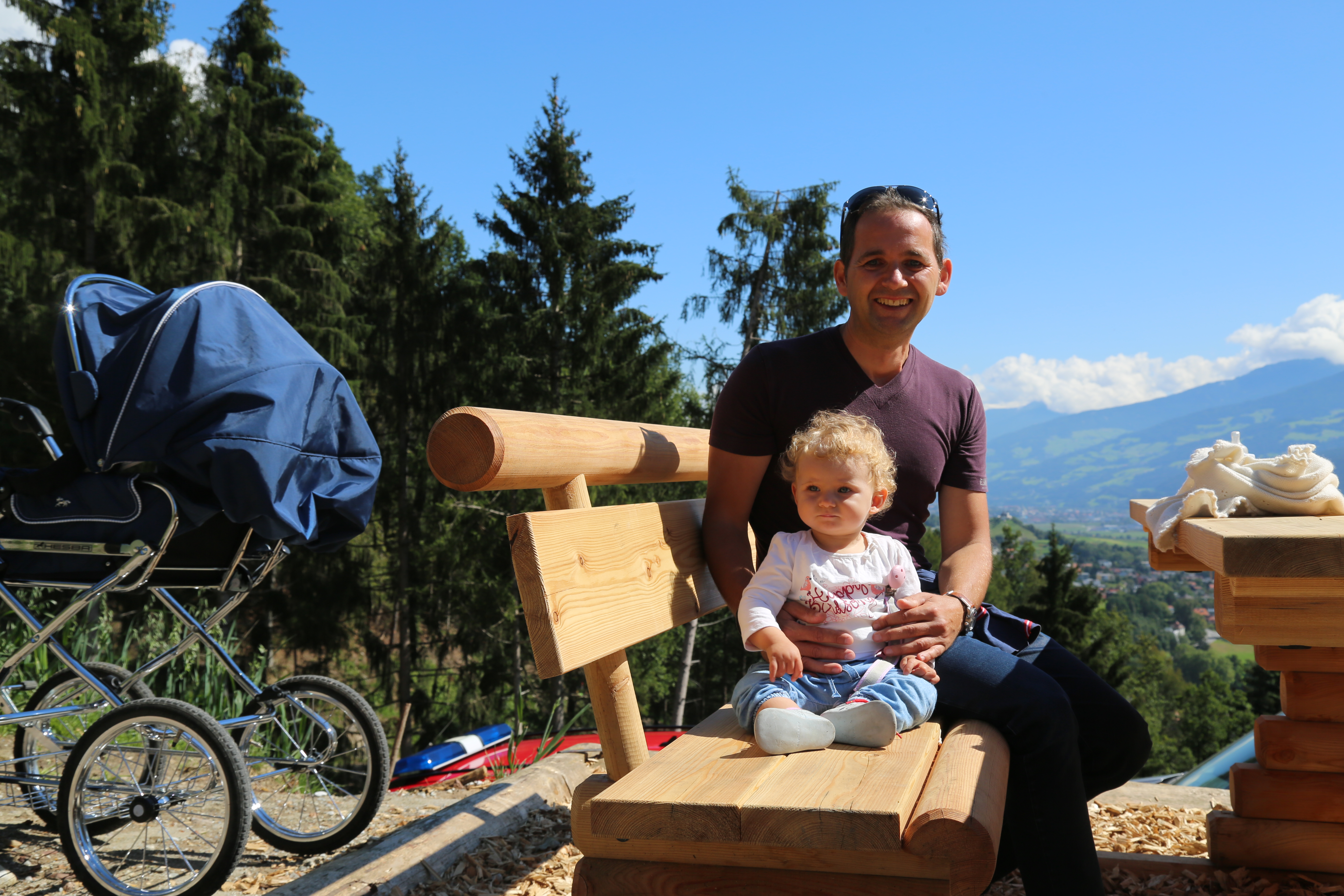 Josef Ebner freut sich, dass er nun mit seiner einjährigen Tochter Magdalena auf dem Waldweg Hungerburg gemütliche Spaziergänge mit dem Kinderwagen unternehmen kann.