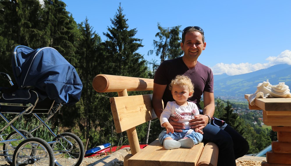 Josef Ebner freut sich, dass er nun mit seiner einjährigen Tochter Magdalena auf dem Waldweg Hungerburg gemütliche Spaziergänge mit dem Kinderwagen unternehmen kann.
