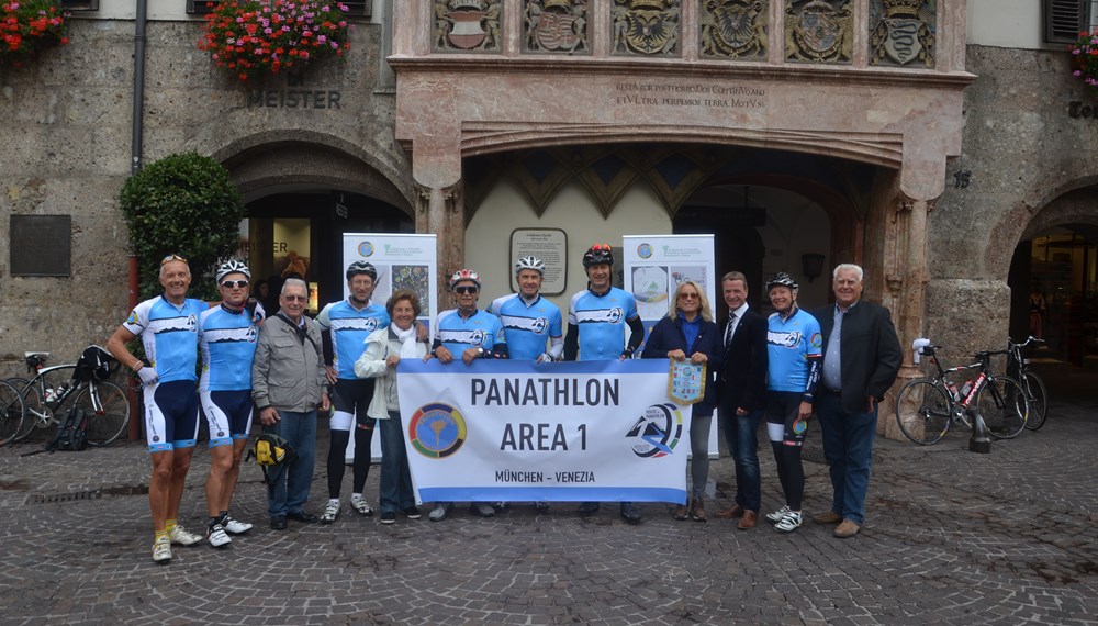 Eine Gruppe tüchtiger RadfahrerInnen machte kürzlich Zwischenstopp in der Tiroler Landeshauptstadt. die ItalienerInnen radeln bereits zum siebten Mal von München nach Venedig. Vizebürgermeister und Sportreferent Christoph Kaufmann hieß sie herzlich in Innsbruck willkommen und wünschte eine gute und unfallfreie Weiterreise.