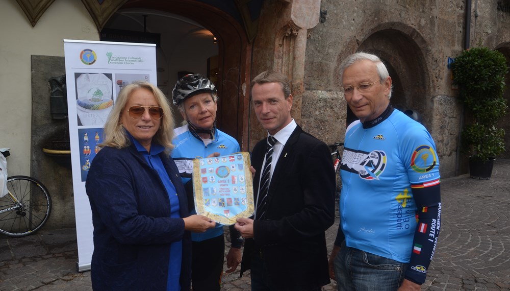 Eine Gruppe tüchtiger RadfahrerInnen machte kürzlich Zwischenstopp in der Tiroler Landeshauptstadt. die ItalienerInnen radeln bereits zum siebten Mal von München nach Venedig. Vizebürgermeister und Sportreferent Christoph Kaufmann hieß sie herzlich in Innsbruck willkommen und wünschte eine gute und unfallfreie Weiterreise.