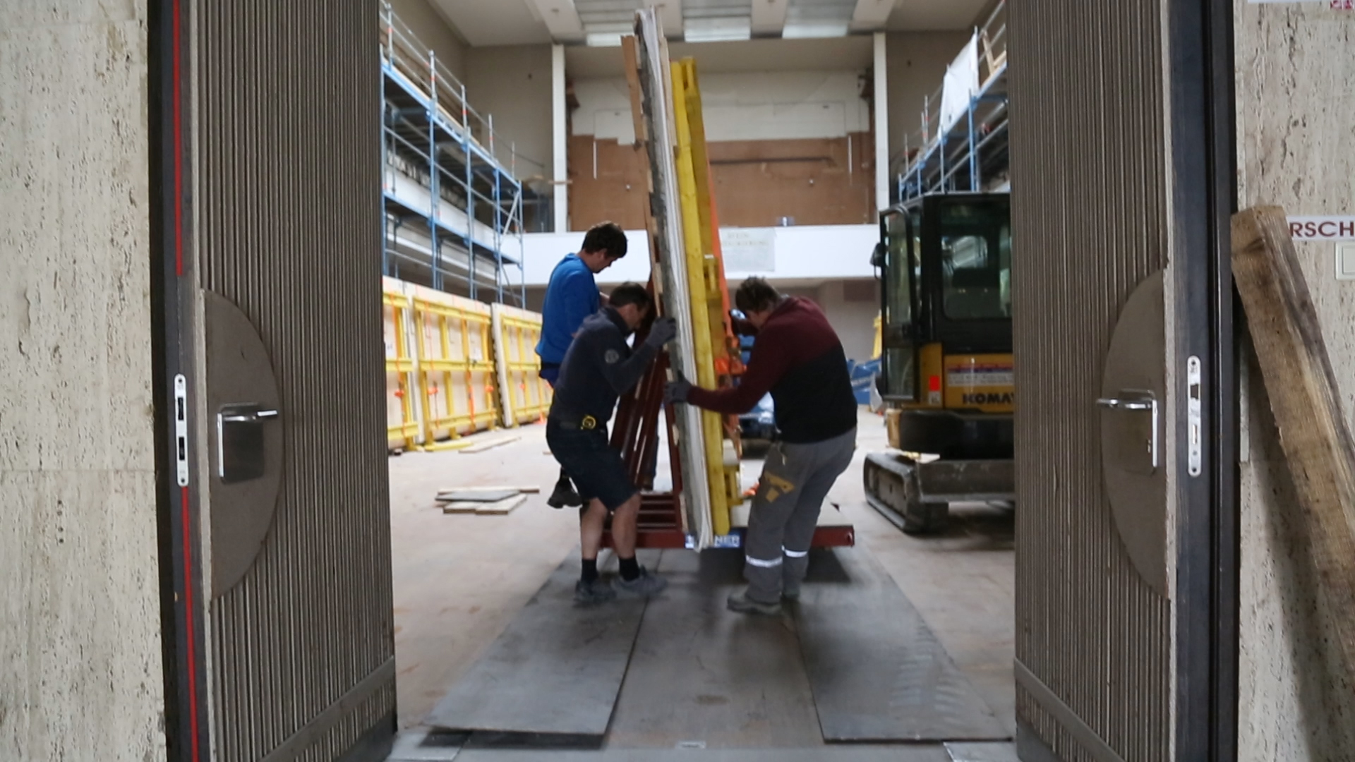 Die 1,8 Tonnen schweren Weiler-Friese werden mittels eines eigens gebauten Wagens aus den Stadtsälen gefahren.