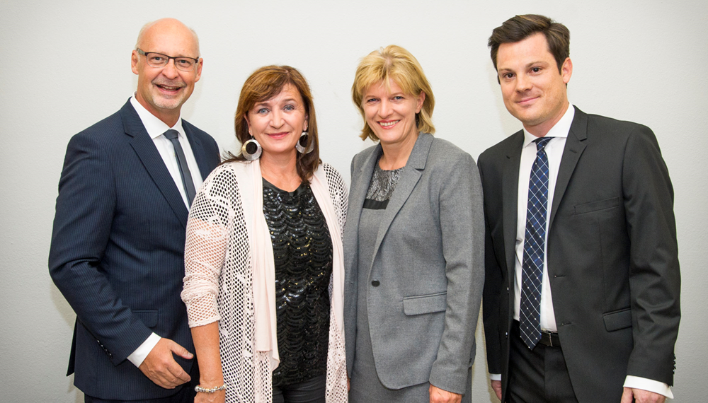 Bis zur Eröffnung des Hauses der Musik übersiedelten die Kammerspiele in die Innsbrucker Messe. Intendant Johannes Reitmeier, Landesrätin Beate Palfrader, Bürgermeisterin Christine Oppitz-Plörer und Verwaltungsdirektor Markus Lutz zeigten sich über die Lösung erfreut.