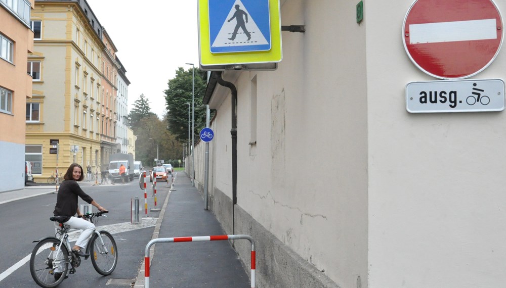 Vizebürgermeisterin Sonja Pitscheider stellt den neuen Radweg in der Dreiheiligenstraße zwischen Ing.-Etzel-Straße und König-Laurin-Straße vor: Dort ist ab sofort Radfahren gegen die Einbahn möglich. Zwischen Ing.-Etzel-Straße und Weinhartstraße wurde das Radfahren gegen die Einbahn bereits eingerichtet - der aktuelle Abschnitt vervollständigt die Wegführung nun und bietet damit eine Alternative zur vielbefahrenen Radachse Museumstraße. (KS)